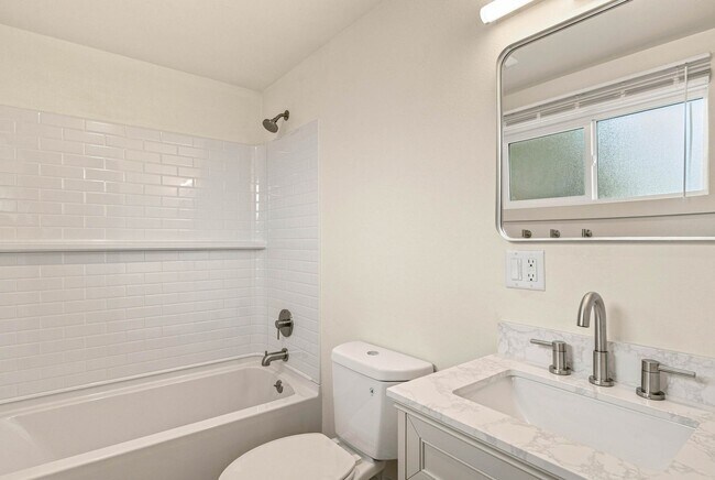 Building Photo - 1035 Vista Pl