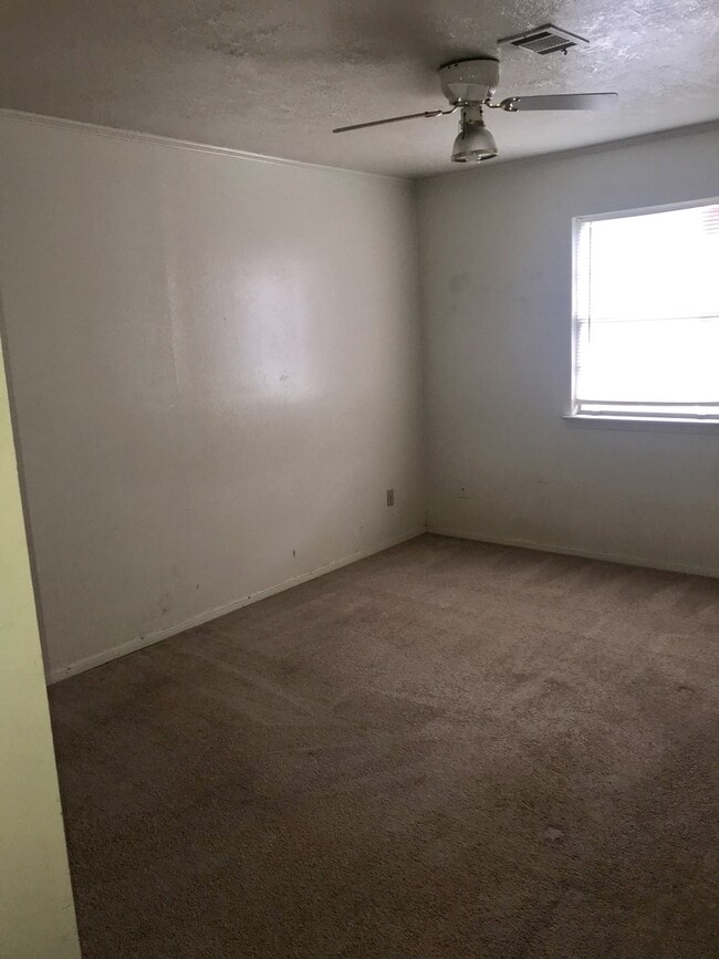 Building Photo - 3 Bedroom 2 Bath