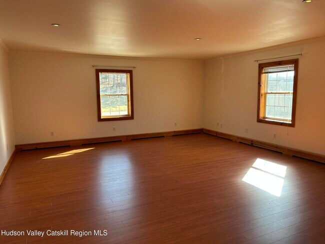 Building Photo - 605 NY-295