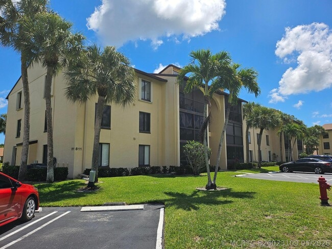 Building Photo - 811 Sky Pine Way