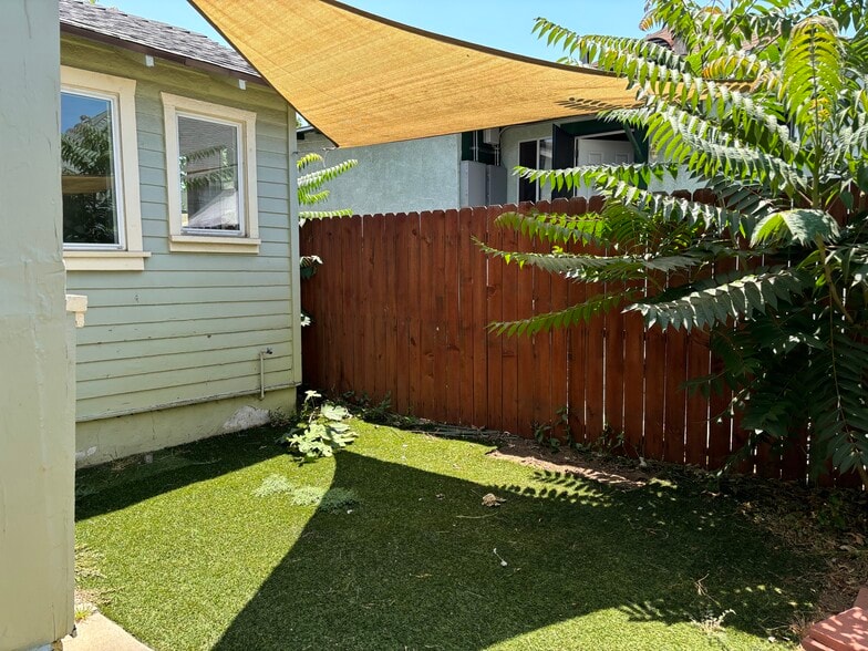 Building Photo - 2512 E 3rd St