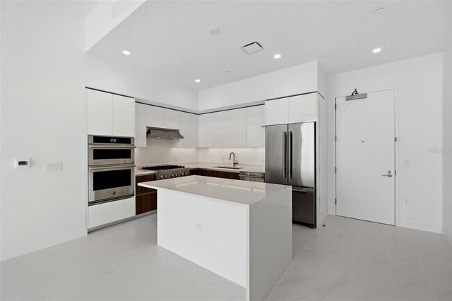 Building Photo - 400 Central Ave