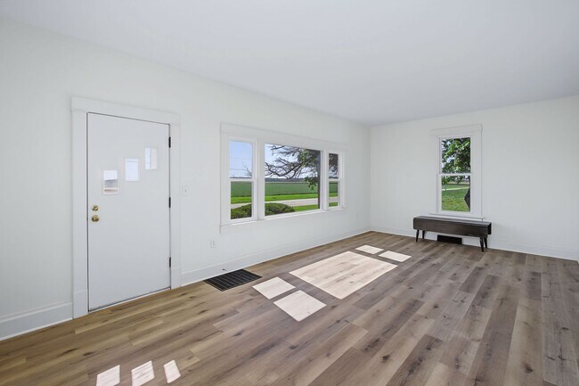 Building Photo - 3 Bedroom, 1 Bathroom Rural Home for Rent – Farmer City, IL