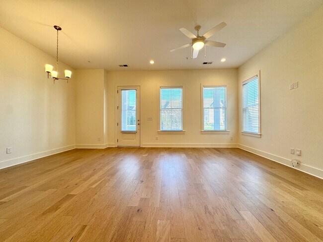 Building Photo - 3 Bedroom, 2.5 Bathroom Home w/ 2 Car Garage in Downtown Franklin