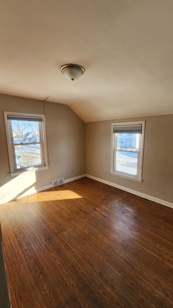 Building Photo - 3 bed 1 bath