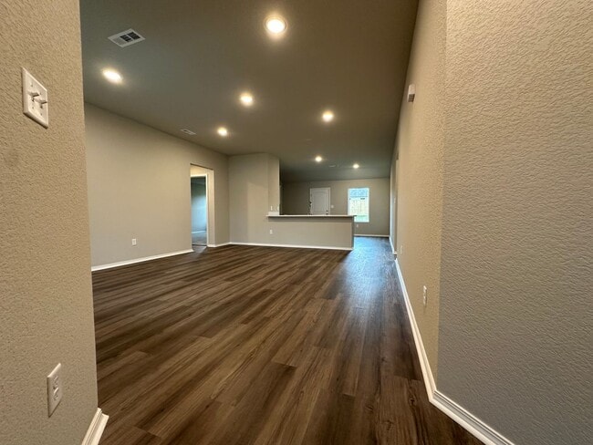 Building Photo - Contact Peggy 501 676 1758