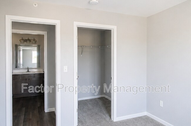Building Photo - 561 S Elk St