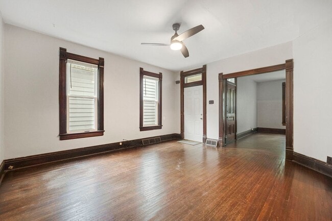 Building Photo - NEW LISTING -5 BEDROOM HOUSE!