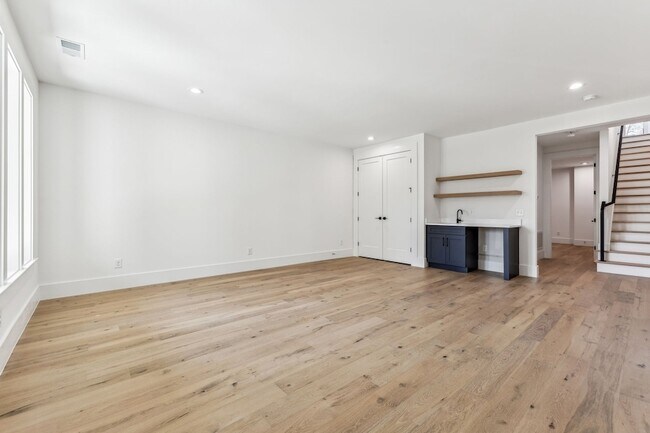 Building Photo - 3135 Parthenon Ave