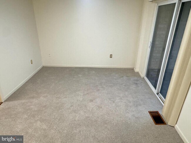 Building Photo - 9250 Three Oaks Dr