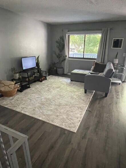 Building Photo - 6941 Ives Ln N