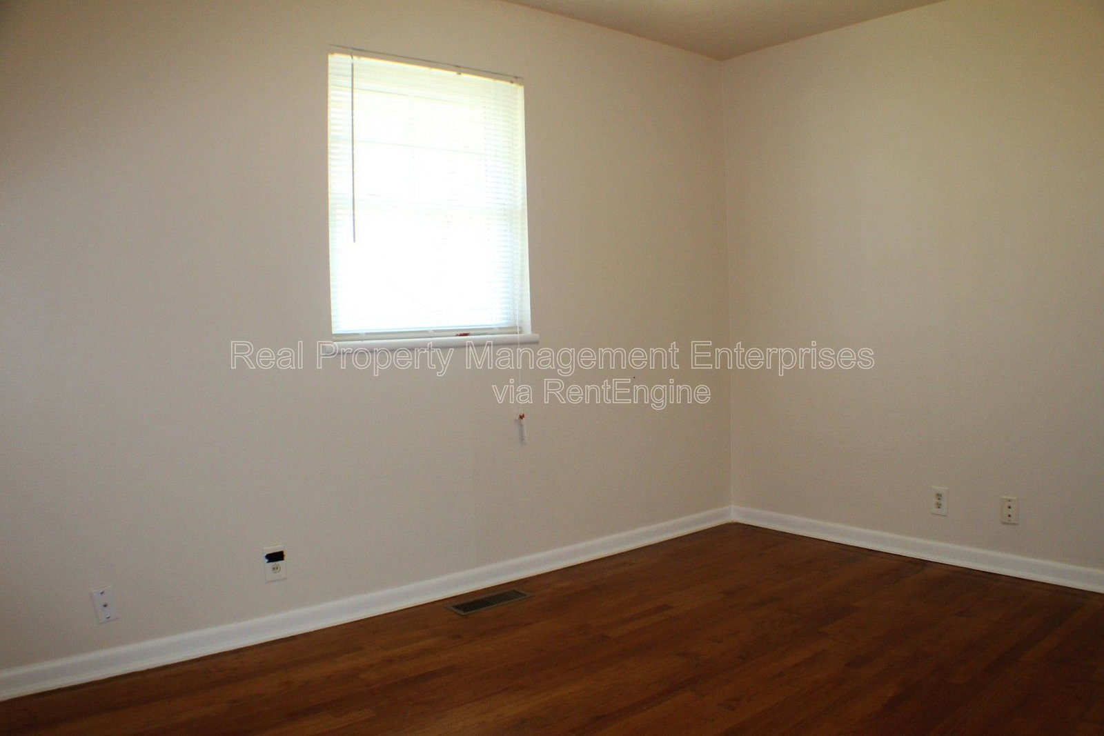 Building Photo - 516 Inwood Dr