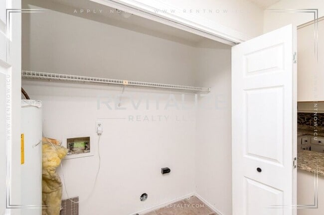 Building Photo - 6513 Victoria Pl S