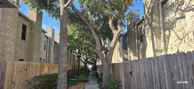 Building Photo - 17471 Red Oak Dr