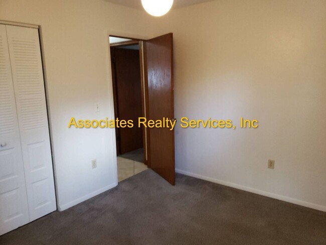 Building Photo - Renovated 2 bedroom with Office home in Springtree!