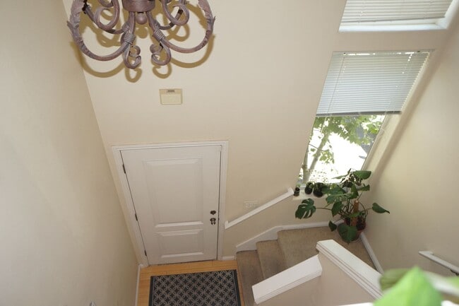 Building Photo - Beautiful Beaverton Townhouse