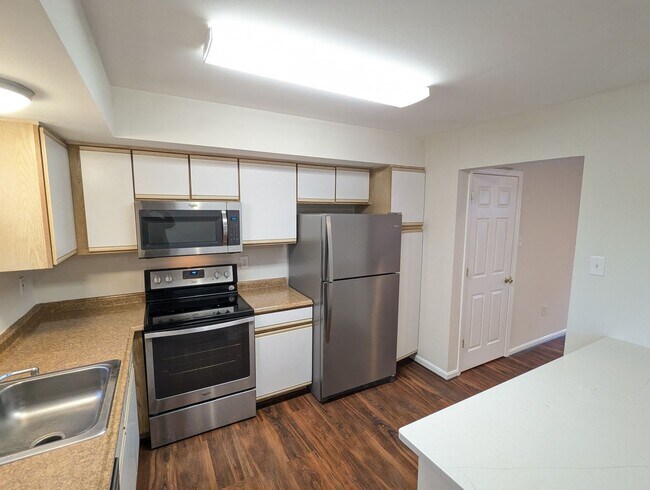 Building Photo - Well maintained townhouse in Robin Meadows Community with updated features available now!