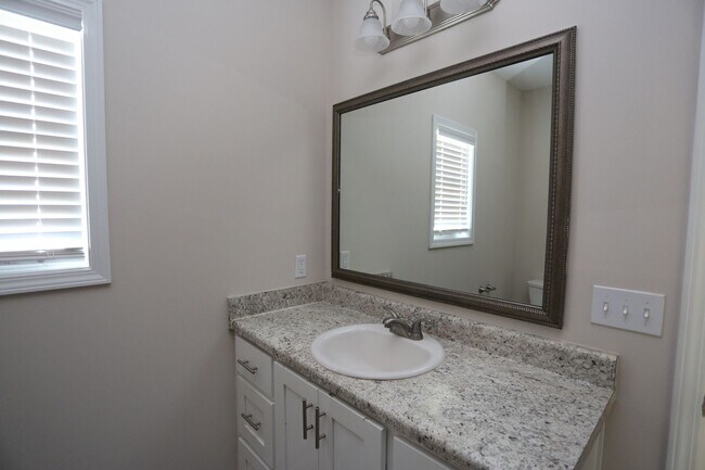 Building Photo - 3 Bedroom Brick House in SEB School District Available NOW