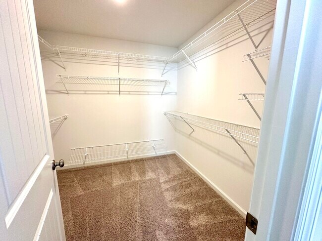 Building Photo - 822 Goodale Dr