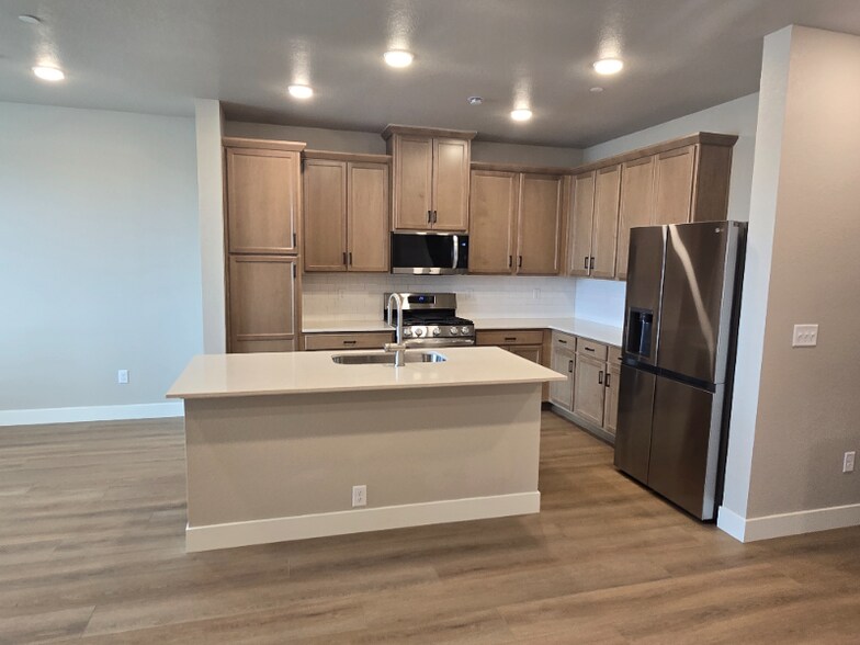 Building Photo - 4824 River Roads Dr