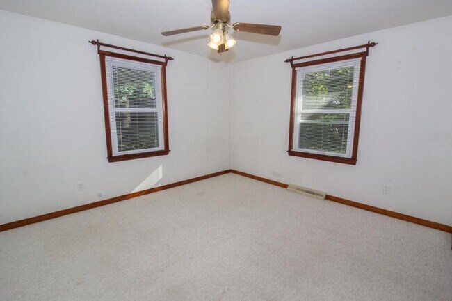 Building Photo - 517 E 2nd St