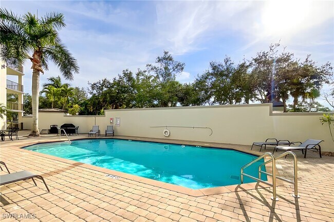 Building Photo - 1100 Pine Ridge Rd