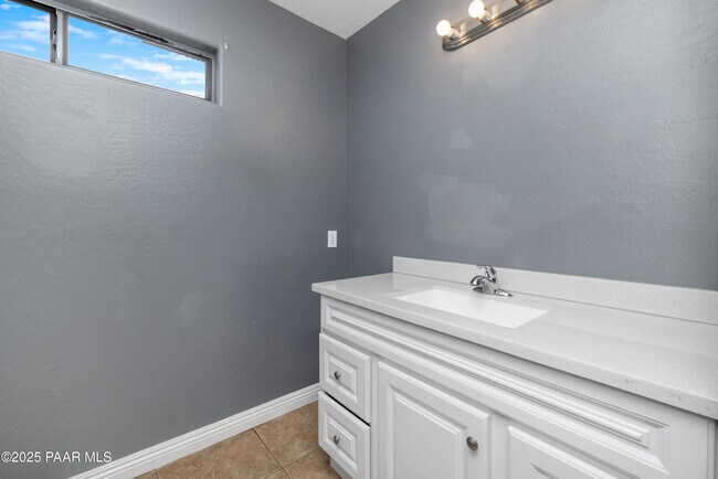 Building Photo - 3401 N Catherine Dr