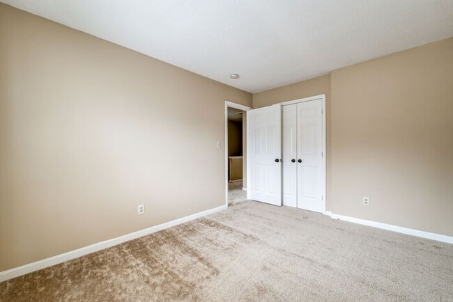 Building Photo - SW, Large Townhome, Wood/Vinyl Flooring, F...