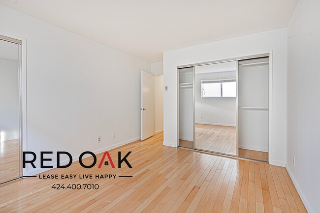 Building Photo - Charming, Sunlit One Bedroom Featuring a P...