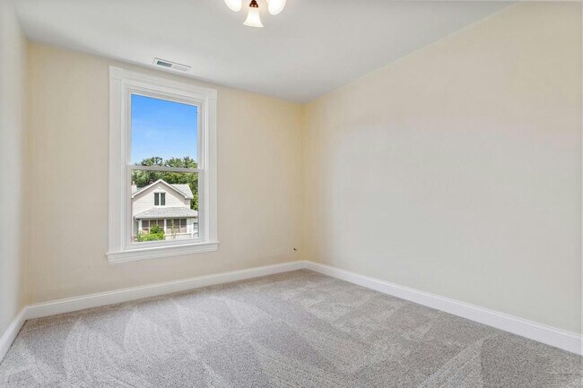 Building Photo - 462 Beaumont St