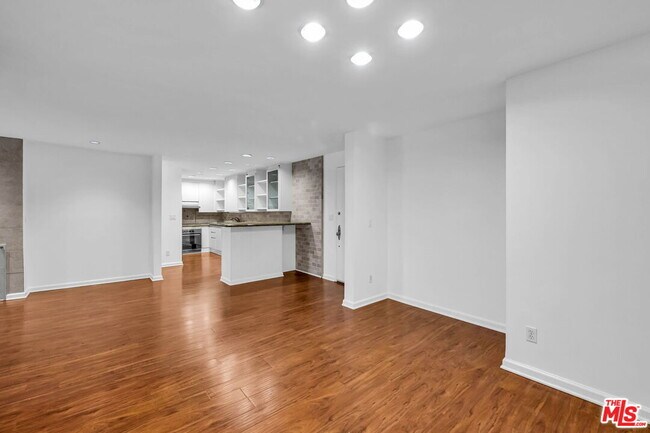 Building Photo - 723 Palisades Beach Rd
