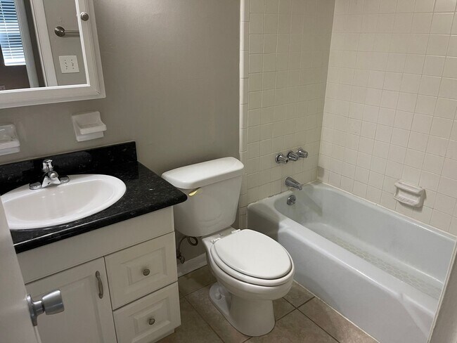 Building Photo - Eastgate Home