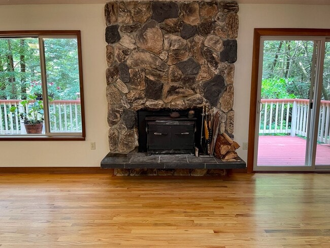 Building Photo - 4 bed, 3 bath split-level home in a private, forested setting (Bayside)