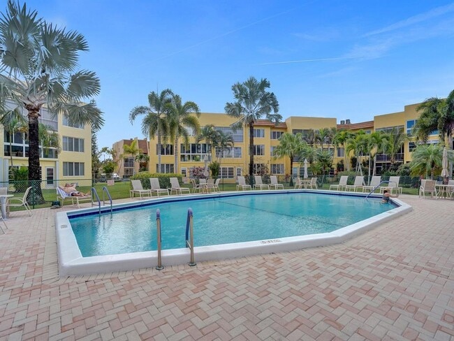 Building Photo - 6850 Royal Palm Blvd