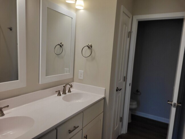 Building Photo - 2127 Briarpatch Dr