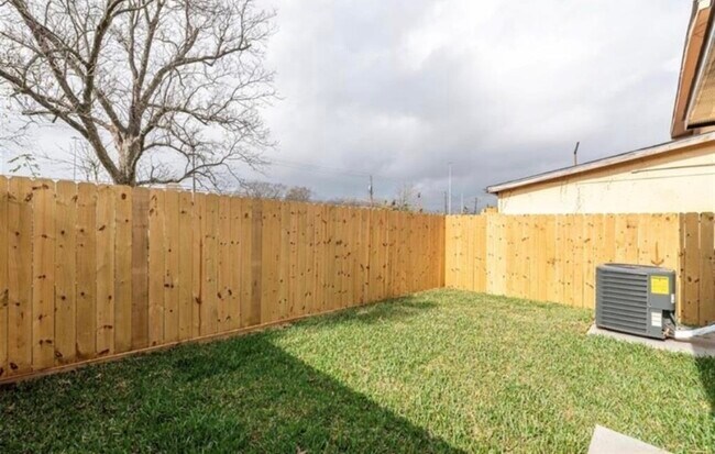 Building Photo - 8204 Moon Beam St