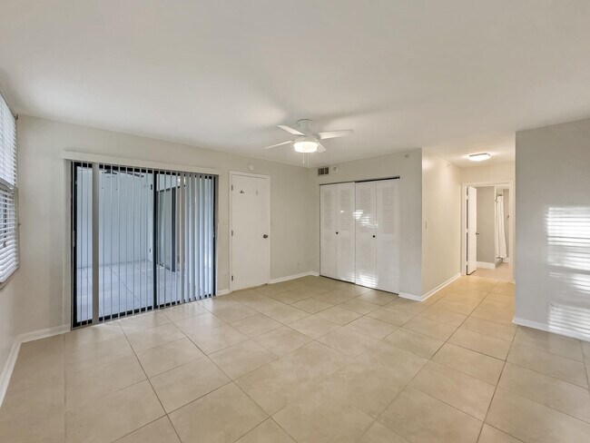Building Photo - 2112 S Cypress Bend Dr