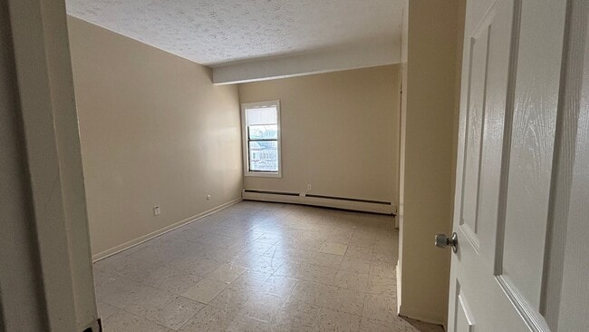 Building Photo - 5 Bedroom 1.5 Bath Spacious Apartment - Heat and Hot Water Included