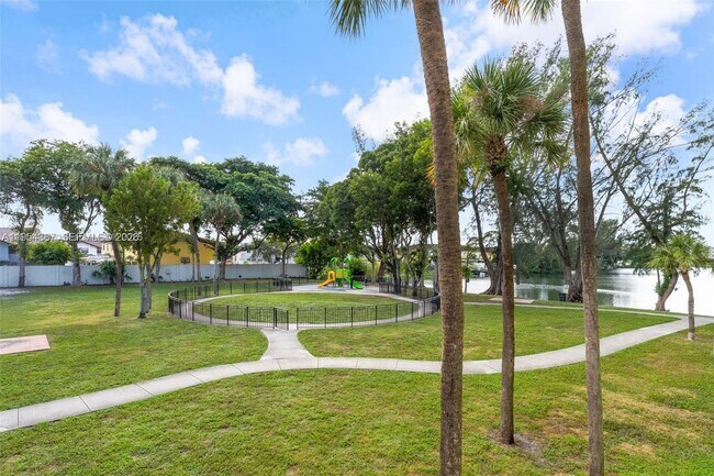 Building Photo - 10000 NW 80th Ct