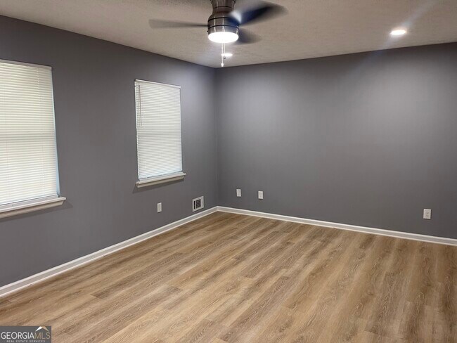 Building Photo - 235 Deerfield Dr