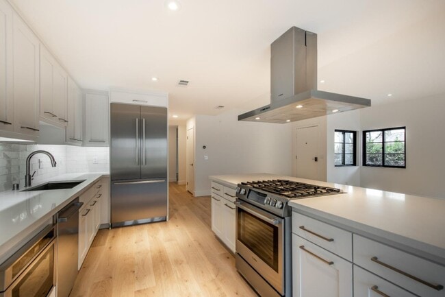 Building Photo - 1326 Hoover St