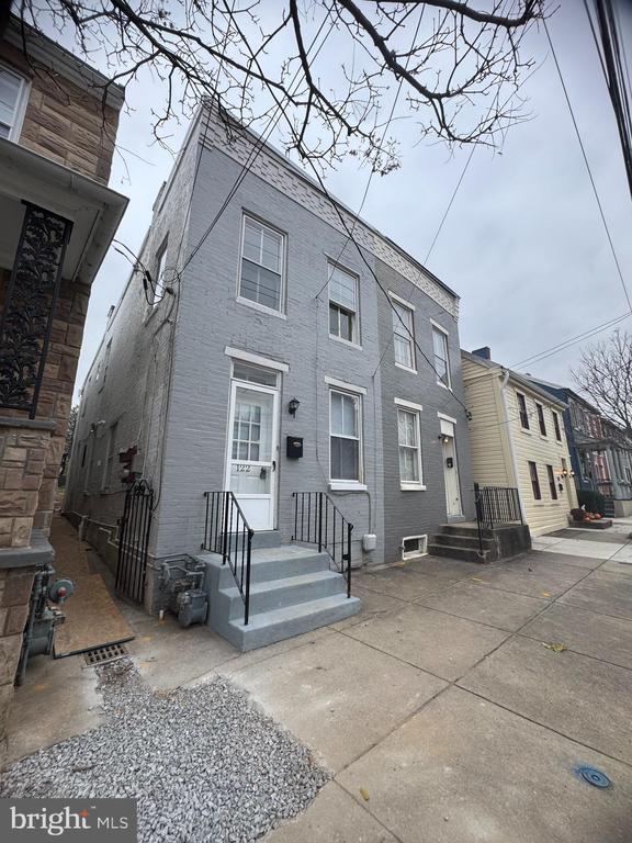 Building Photo - 122 W All Saints St