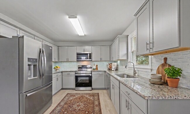 Building Photo - 1910 Hilldale Dr