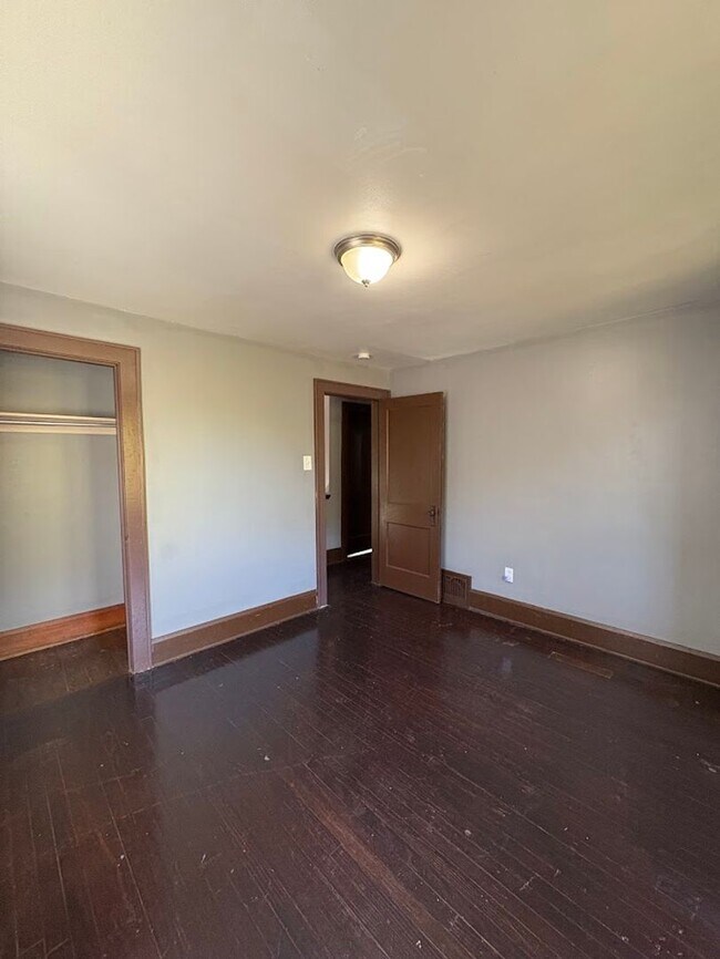 Building Photo - Three bedroom one bathroom home for rent