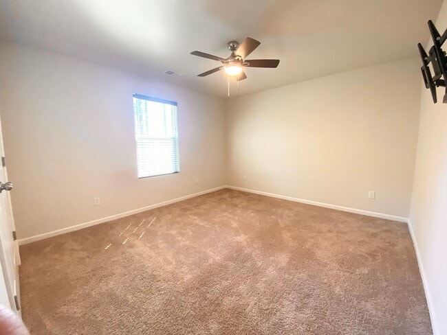 Building Photo - BETTER THAN NEW!