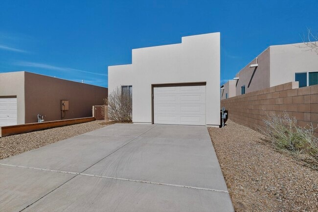 Building Photo - 4 Avenida Vista Esquisita