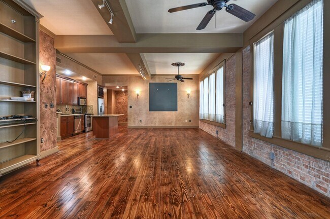 Building Photo - 202 25th St