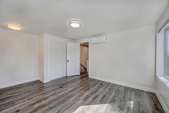 Building Photo - 2 bed, 1.5 bath in Seattle