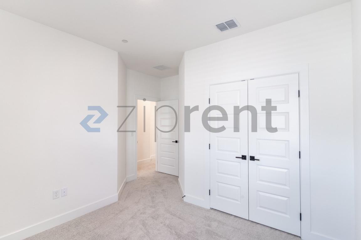 Building Photo - Unit B