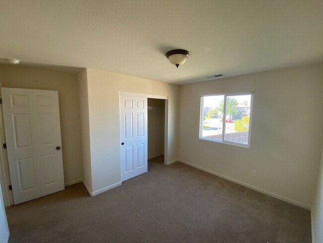 Building Photo - Lincoln 4 bedroom on quiet court.